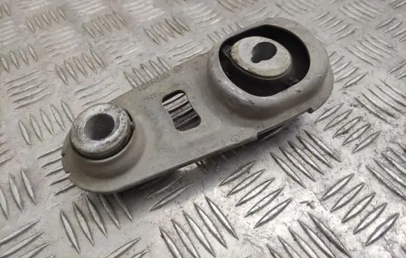 Nissan X-Trail T32 Engine mount bracket