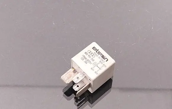 Volkswagen Touareg I Other relay 8E0951253