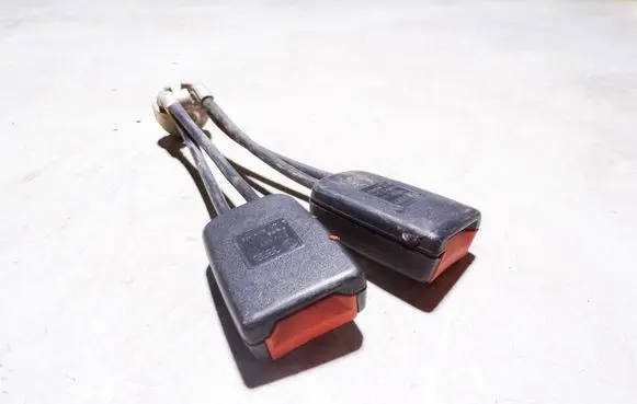 Audi 80 90 B3 Middle seatbelt buckle (rear) 893857739