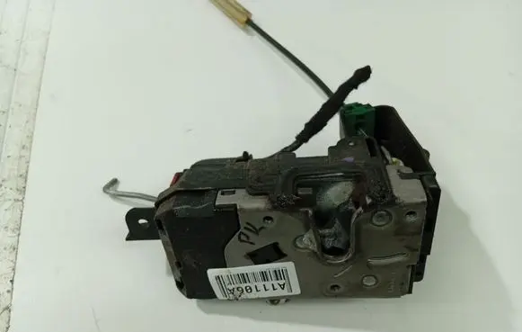 Opel Zafira B Front door lock 13210740