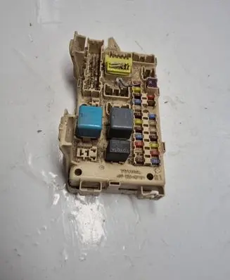 Toyota Avensis T250 Fuse module 8264105030 3410659662