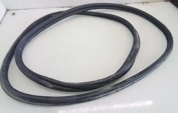 Trunk rubber seal (body)