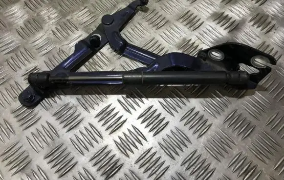Volkswagen PASSAT B5 Tailgate/trunk/boot hinge 3b5827302