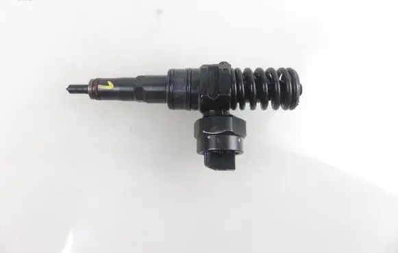 Volkswagen PASSAT B5 Fuel injector 0414720007 038130073F