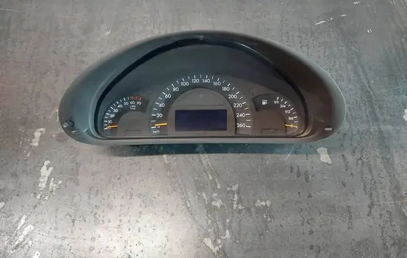 Speedometer (instrument cluster)