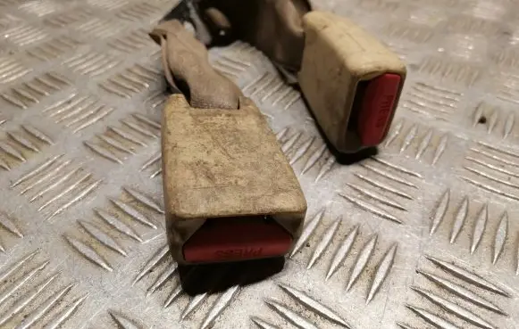 Middle seatbelt buckle (rear)