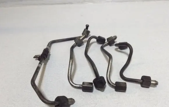 Fuel injector supply line/pipe