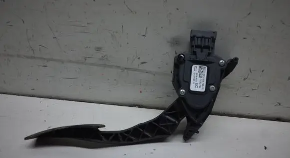Opel Astra J Accelerator throttle pedal 13252704
