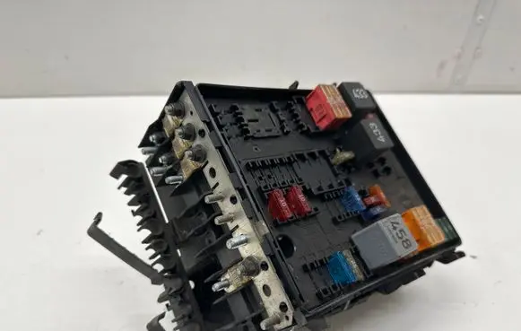 Volkswagen PASSAT B6 Fuse module