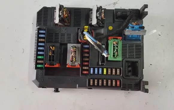 Peugeot 208 I Fuse module 9678355880