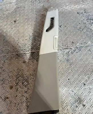 Volvo XC70 Seat belt trim 