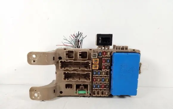 Toyota Corolla E120 E130 Fuse module 82730-02040