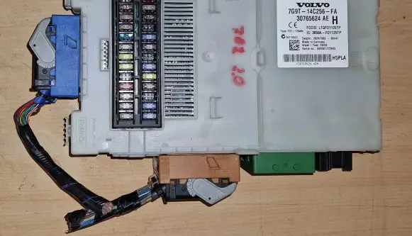 Volvo V70 Fuse module 30765624AE 7G9T14C256FA