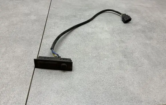 Nissan Qashqai Tailgate opening switch 