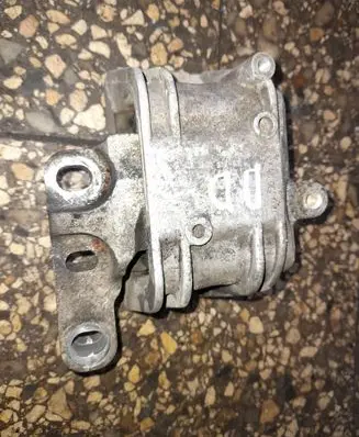 Volkswagen PASSAT B6 Engine mount bracket