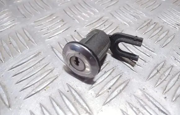 Citroen Xsara Picasso Front door lock (next to the handle) 