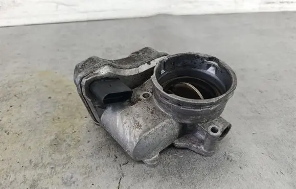 Volkswagen PASSAT B6 Throttle body valve 03G128063B