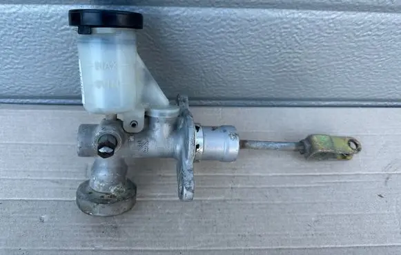 Nissan King Cab, Navara Clutch master cylinder 306103S108