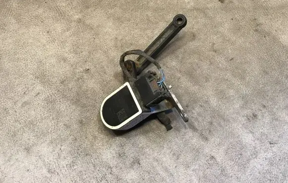 BMW 7 F01 F02 F03 F04 Air suspension front height level sensor 6784075