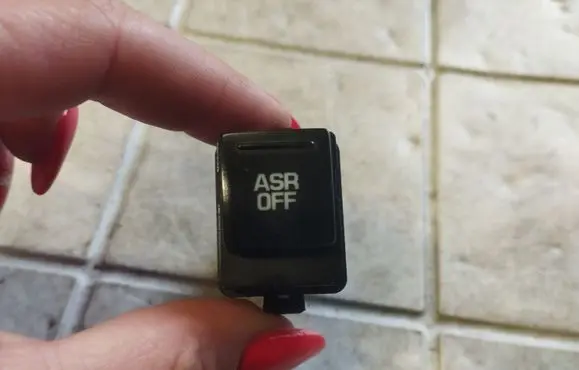 Traction control (ASR) switch