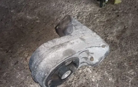 Opel Antara Engine mount bracket