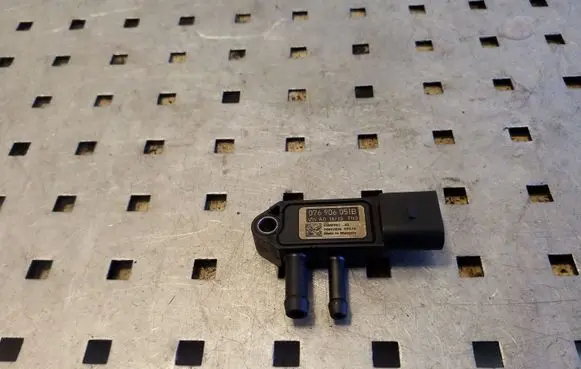 Volkswagen PASSAT CC Exhaust gas pressure sensor 076906051B