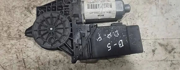 Volkswagen PASSAT B5 Wiper motor 9700119143202