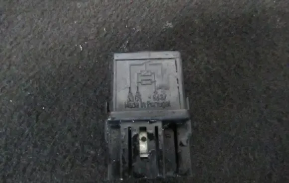 Mitsubishi Carisma Other relay mb953381 v23134-b52-x240