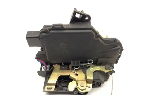 Volkswagen PASSAT B5 Front door lock 3B1837015A