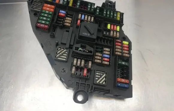 BMW 5 F10 F11 Fuse module 9210857 117033452