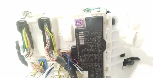 Suzuki Swift II Fuse module P61A4890