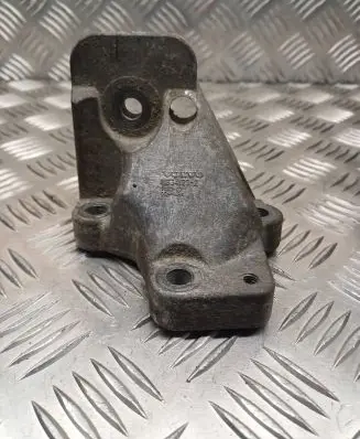 Volvo V70 Engine mounting bracket 8634123 03302