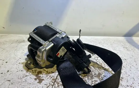 Mercedes-Benz C W205 Front seatbelt 0589P10021 622765700 85L0000