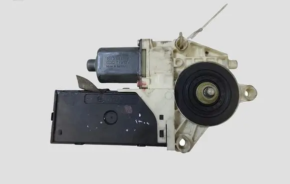 Renault Megane III Front door window regulator motor 988575101 5556210202 0130822330