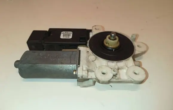 Mercedes-Benz A W168 Front door window regulator motor 1688204542 0130822024