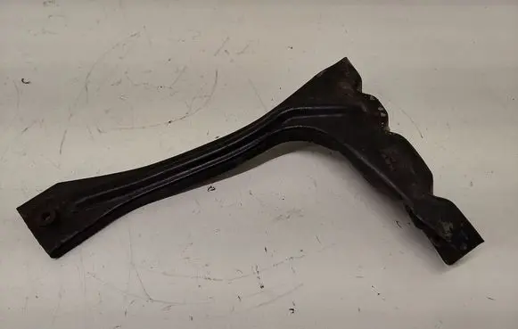 Audi A6 S6 C5 4B Fender mounting bracket 4B0821135A