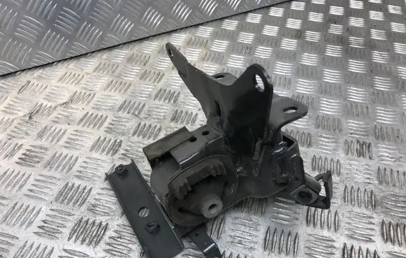 Toyota Yaris Engine mount bracket