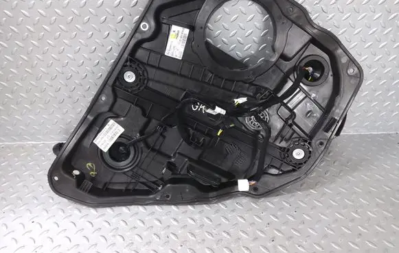 Rear window lifting mechanism without motor