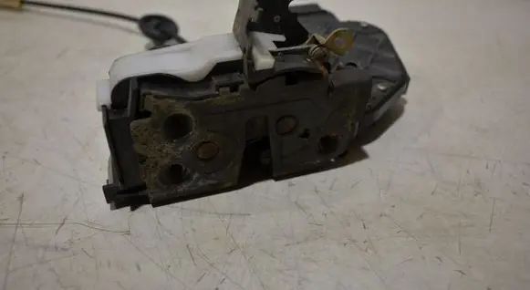 Volvo XC60 Front door lock 30799303