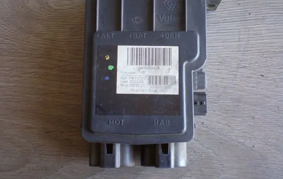 Renault Laguna III Power management control unit 243800002R 200308033621 PRT02010