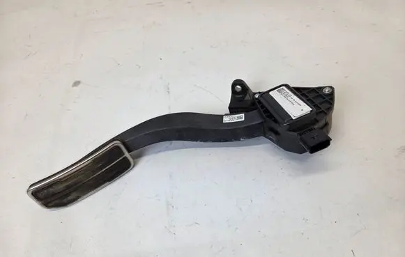 Accelerator throttle pedal