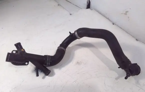 Volkswagen PASSAT B7 Engine coolant pipe/hose 3AA122101F 03L121131AA