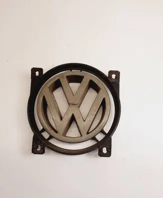 Volkswagen PASSAT B3 Manufacturer badge logo/emblem 357853601