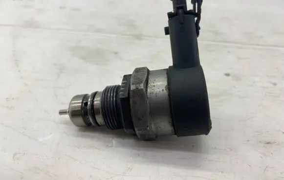 Volvo S80 Fuel pressure regulator 30777576