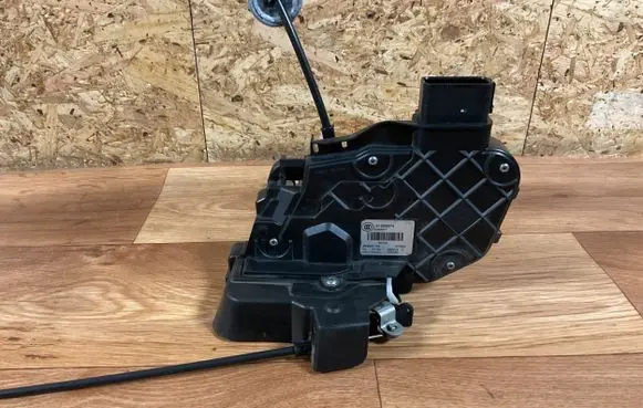 Volvo V70 Front door lock 31253674