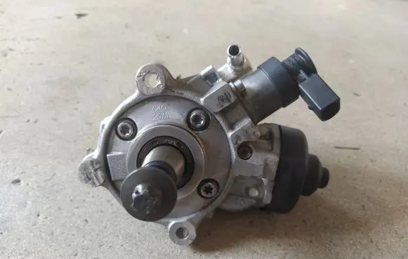 BMW 5 G30 G31 Fuel injection high pressure pump 8511626