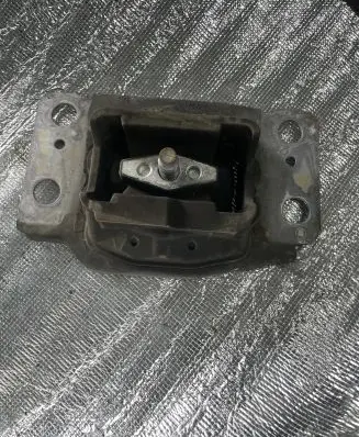 Ford Mondeo MK IV Engine mount bracket