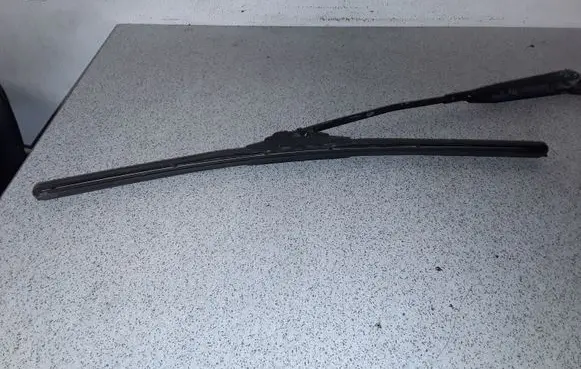 Windshield/front glass wiper blade