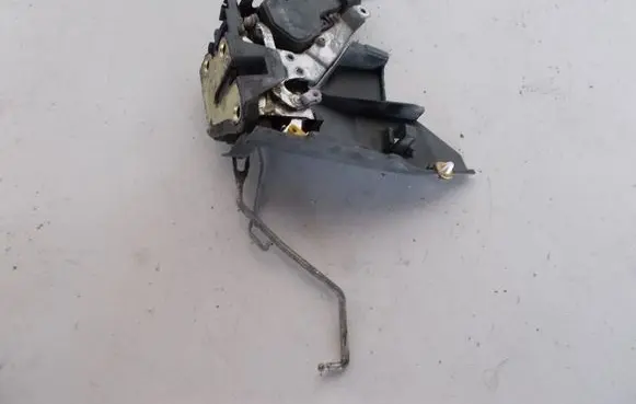 Toyota Corolla E110 Front door lock 