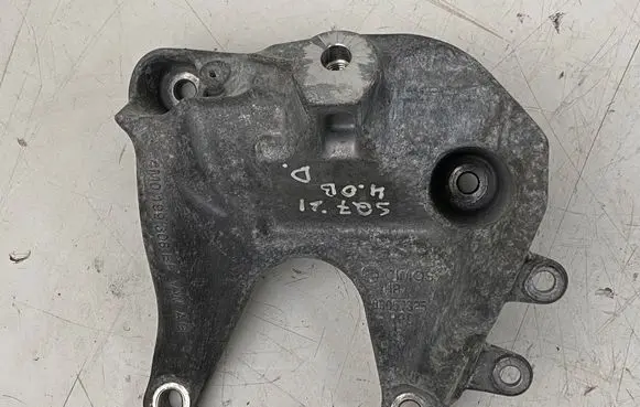 Engine mount vacuum valve